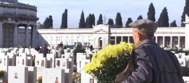 1416903399-0-comiso-anziano-rapinato-al-cimitero